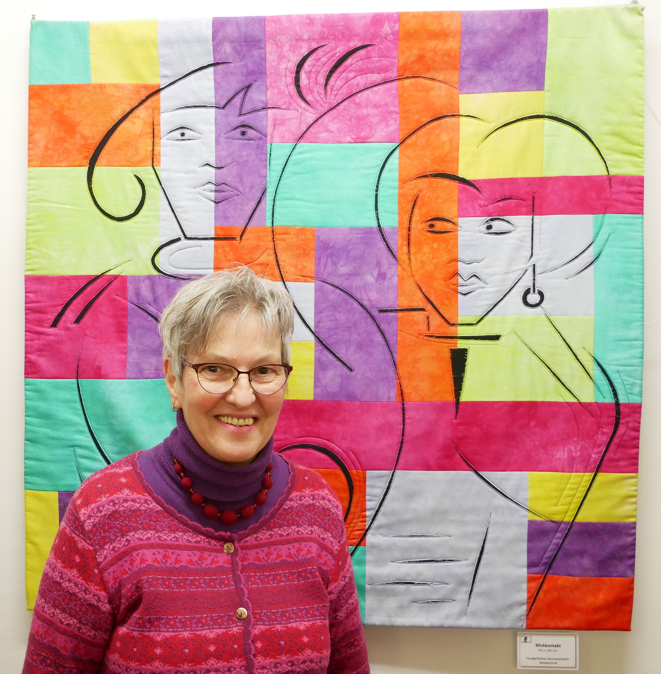 „Traumcollage“ als Hingucker im Lesesaal – die Patchwork-Expertin Tina Mast zeigt ihre Quilts in der Stadt- und Schulbücherei Gunzenhausen