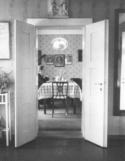 Sophie Hoechstetter am Tisch im eigenen Haus in Pappenheim um 1930